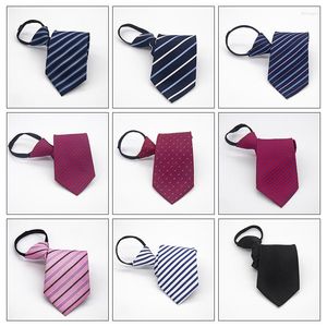 Bow Ties Regardez les numéros codés pour sélectionner les produits / les hommes à zipie formelle de l'entreprise pour hommes avec Blue Stripe et Black Collar