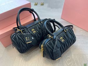 Bolsas de bolos, bolso, textura de superficie plisada, patrón suave, micro etiqueta, correa de hombro desmontable, bolsa de almohada juguetona vintage