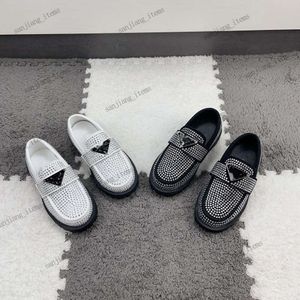 Envío gratis Zapatos mocasines acolchados para niño Cristales completos adornados Negro Blanco Suela gruesa Mocasines Penny Mocasines Niños pequeños Niño Niño Hebilla Sandalia Mule Slide