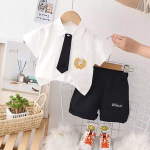 Traje de verano para niños 2023 nueva camisa de celebridad en línea de verano para bebés occidentales ropa de manga corta para niños ropa fresca y hermosa para niños.