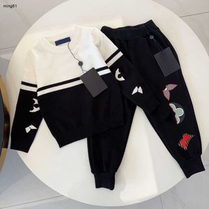 Marca Otoño bebé Chándales ropa de diseñador para niños Tamaño 100-150 Contraste en blanco y negro Suéter de punto pantalones de alta calidad Nov25