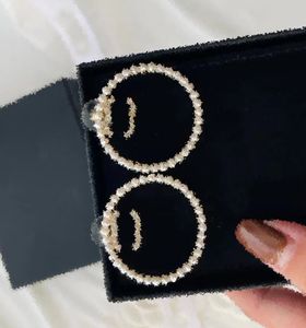 Diseñador de la marca Carta Pendientes de botón de oreja Chapado en oro real Latón Cobre Sello Perla Cristal Pendiente redondo Moda para mujer Elegancia Accesorios de joyería para banquetes de boda