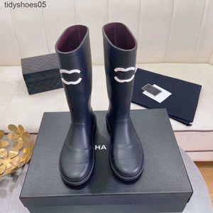 Diseñador de la marca Welly Boots canal Botas de lluvia plataforma de diseñador Letter Ringer moda negro pero hasta la rodilla botas de mujer