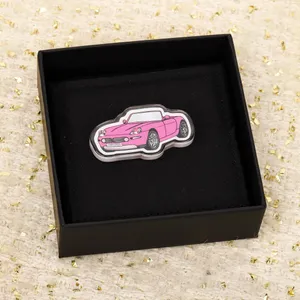 Marque de mode bijoux broche Vintage voiture chaussures Style acrylique Design pull broches bijoux couleur or clair Fine Top qualité