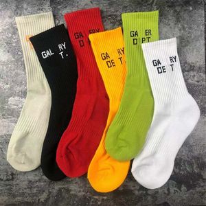 Chaussettes en coton multicolores de marque de mode pour hommes et femmes correspondant à des bas respirants à lettre classique Chaussettes de sport de basket-ball de football mixte