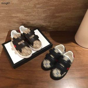 Marque Kids Shoes Designer Baby Sneakers Taille 26-35, y compris différentes couleurs sur les boîtes de gauche et de droite Boîtes filles chaussures de garçons décor