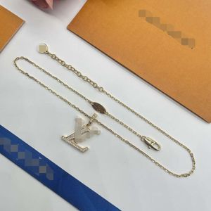 Collier de marque Gift Pendard Designer Bijoux CJEWELER LETTER PLACED GOLD Silver Chain pour hommes femme Trendy Tiktok a des colliers bijoux VN-31