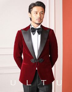 Brand New Burgundy Velvet Wedding Tuxedos Black Peak Lapel Side Vent Groom Tuxedos Mode Hommes Blazer 2 Piece Suit Prom / Dîner Veste Custom Made (Veste + Pantalon + Cravate) 2665