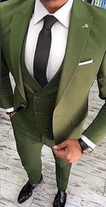 Brand New Olive Green Groom Tuxedos Peak Revers Groomsmen Hommes Robe De Mariée Mode Homme Veste Blazer 3 Pièces Costume (Veste + Pantalon + Gilet + Cravate) 685