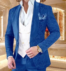 Brand New Royal Blue Butterfly Jacquard Groom Tuxedos Motif tridimensionnel en relief Blazer pour hommes Costumes 3 pièces Robe de mariée Vêtements de bal Multicolore en option