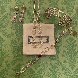Juego de joyería vintage de marca Medieval Gorgeous Copper Flower Pink Diamond Pulsera Collar de brazalete Pendientes de brazalete de lujo