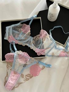 Bras Définit le soutien-gorge romantique et la culotte triangle en acier en dentelle