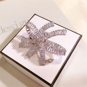 Broches 2023 Luxury White Rhingestone Irréguleux pour les femmes Crystal Wedding Bridal Bouquet Fleur Broche Broche Pin de fiançailles Bijoux