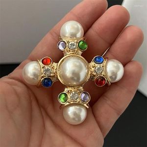 Brooches Court Style vintage pour femmes luxe atmosphère simple Baroque perle couleur strass de broche en métal incrusté broche broche