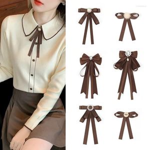 Brooches Crystal Brown Ribbon Bo Spill For Women Style Shirt Shirt Bowknot Collar Pins Badge Bijoux vintage Accessoires