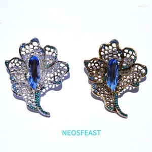 Broches Joyería de moda Rhinestone Delicado Lirio Cristal Broche Color Plata Mujer Flor Hallow Pin Señora Elegante Accesorio de Regalo de Boda