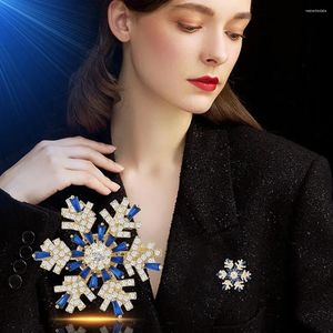 Brooches Fashion Femmes Elegant Crystal Flakes Snowflakes Vêtements classiques Vintage Design Metal Badges Pins pour Lady