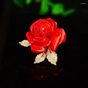 Broches con temperamento de rosa roja para mujer, accesorios de traje de alta gama, Pin de diseño de lujo con incrustaciones de circón, ramillete de flores, joyería al por mayor