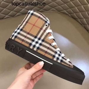 Burberyitys version internationale coréenne style britannique haut de gamme chaussures pour hommes décontractées de célébrité d'internet avec le même style