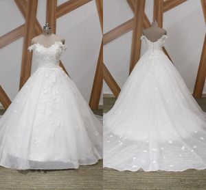 Mariposa Flores hechas a mano Vestido de novia Capilla Tren Fuera del hombro Encaje Manga corta Jardín Vestidos de novia Vestidos Mujeres Fiesta Blanco