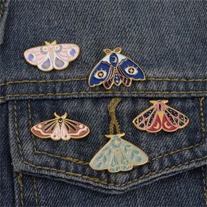 Alfileres de esmalte duro de polilla de mariposa, broches de vid de lirio del valle personalizados, insignia de solapa, joyería de plantas de insectos negros, regalo para amigos GC1129