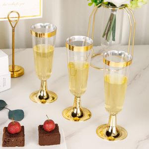 Outils de gâteau 25pcs 5OZ Champagne Cup Verres à vin en plastique Flûtes claires Fêtes d'anniversaire Mariage Gold Rim Goblet Jetable 230620