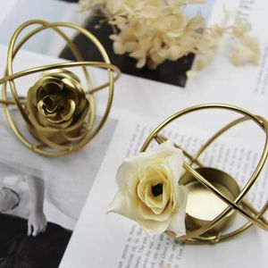 Candlers Solid Metal Holder Elegant Iron Art Geometric Hollow Ball Style européen Fleur 3D Fleur pour la chandelle