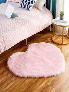 Tapis Imitation lapin fourrure tapis tapis de sol rose amour coeur forme antidérapant doux décoration de la maison adapté pour chambre salon 230825