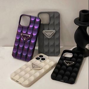 Case de téléphone de concepteur pour iPhone 14 Pro Max 13 Pro 12 11 Couleurs d'été Triangle de mode P Couverture mobile violet à grains surélevés