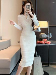 Robes décontractées 2024 Blanc Chic Vis Filetage Élégant Moulante Bal Vêtements Femmes À Manches Longues Robe Midi Automne Hiver Fête Coréenne