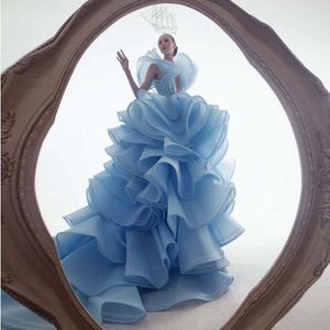 Vestidos casuales Increíble diseño en 3D con volantes en niveles Vestido de fiesta Mujer 2023 Puffy Sky Blue Cuello en V profundo Sin espalda Tren largo Organza Vestidos de maternidad