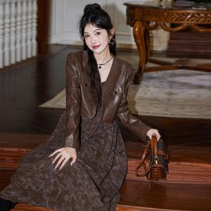 Vestidos casuales Chaqueta de cuero de motorista Mujer 2023 Diseño de estilo coreano Nicho Vestido de manga larga suelto