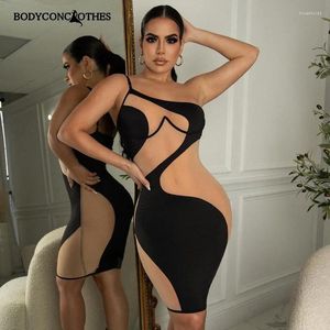 Robes décontractées Bodyconclothes Femme d'été Femme 2024 Robe en maille Une épaule Vêtements Couture irrégulière Mini jupe noire