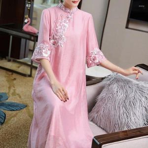 Robes décontractées Style chinois modifié Cheongsam exquise robe de soirée brodée femmes rétro col montant élégant rose lâche année