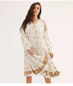 Vestidos casuales Bordado Flores Mujeres V Cuello Manga larga Vestido suelto 2022 Primavera Diseño de gama alta Mujer Tallas grandes Boho sobre la rodilla XL