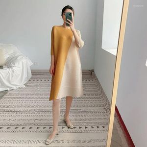 Robes décontractées robe de couleur contrastée européenne et américaine pour femmes 2024 Tempérament Round Coule Design lâche plissé femelle A-line