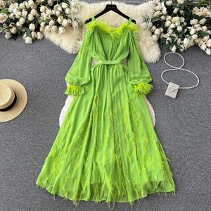 Vestidos casuales Moda Runway Spring Green Party Vestido largo Elegante Mujeres Slash Cuello Pluma Empalmada Gasa Flare Manga Holiday Maxi Robe