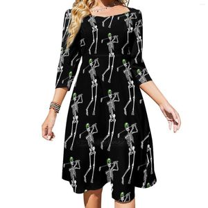 Robes décontractées Golf Drôle Golf Squelette Golfeur Halloween Motif Col Carré Robe D'été Femmes Élégant Halter Imprimer