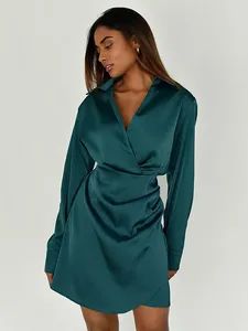 Vestidos casuales Jyate Sexy Green Black Satin Ruched para mujeres Manga larga Lápiz Mini Drape Vestido de cintura alta con cuello en V Otoño 2023