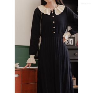 Vestidos casuales Otoño e invierno de punto para mujer 2023 Estilo de manga larga Hombre pequeño con suéter Cuello de bebé Vestido negro de un solo pecho