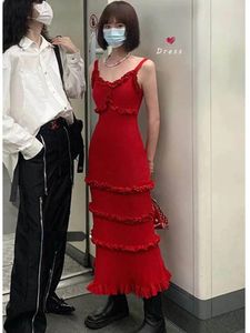 Robes décontractées Korobov Robe de sangle en tricot rouge Femmes Vêtements Robes d'été Style français Bois Bord d'oreille Enveloppé Jupe de hanche Gâteau Maxi