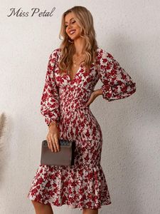 Robes décontractées Miss Petal Plunge Neck Midi Robe pour femme Rouge Floral Sexy Manches longues Moulante Smockée 2024 Summer Femme Sundress