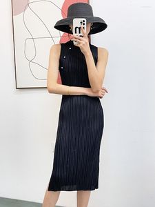 Robes décontractées Miyake plissé longue fendue hanche robe femmes 2023 printemps noir col montant amélioré Cheongsam maigre haute couture