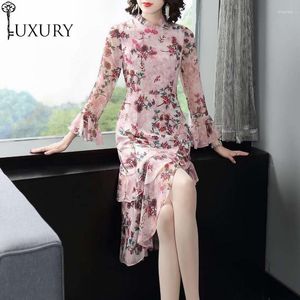 Robes décontractées Qipao Top Qualité Marque 2023 Automne Femmes Élégant Floral Imprimer Volant Sexy Style Asymétrique Rose Robe Verte Vêtements