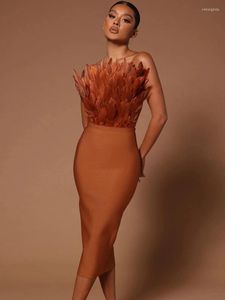 Robes décontractées été mode femmes Sexy sans bretelles marron rose plumes moulante robe de pansement 2023 élégant Midi soirée Club fête