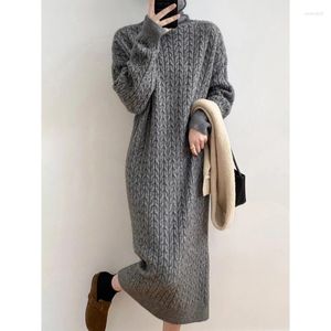 Robes décontractées col roulé torsion femmes robe tricotée 2023 automne hiver épais ample droite à manches longues couleur unie pull