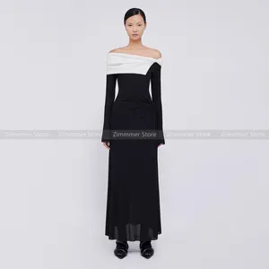 Robes décontractées Vietnam Tempérament Niche Design Noir et Blanc Clash Couleur Une épaule à manches longues Bottoming Petite robe