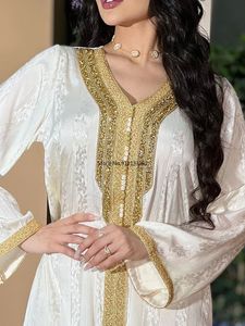 Vestidos casuales Satén blanco a rayas Jacquard Maxi Dress Mujeres Elegante con cuello en V Cinta dorada Ajuste Dubai Árabe musulmán Abaya Marroquí Kaftan Eid 230327