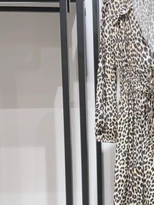 Vestidos casuales de lujo para mujer con estampado de leopardo y cuello en V vestido Midi Otoño e Invierno 2023 manga larga elástico con cordones en la cintura túnicas elegantes