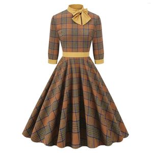 Robes décontractées Femmes européennes et américaines rétro grande robe trapèze élégante à carreaux col haut à manches 3/4 noeud papillon style Hepburn Rockabilly